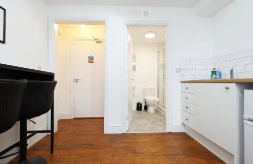 New Lodge Studios with Full Kitchen and Parking - Foto 16