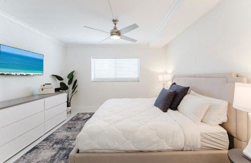 Serene Waterfront 2BR 2BA with Intracoastal Views, Pool, Balcony, Parking - Foto 27