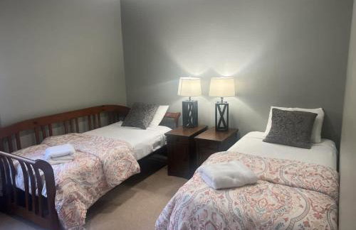 Twin Lakes Waterfront Retreat with Private Dock Fire Pit And Family Friendly Space - Foto 51