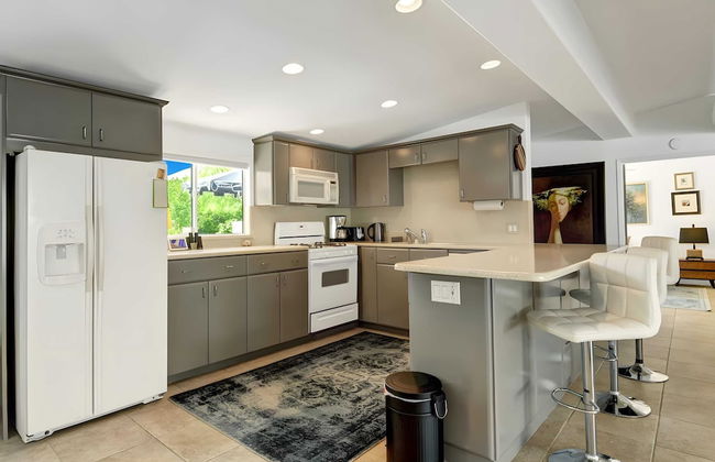 Modern Oasis w/ Pool, Patio Lounge, & Mountain Views Palo Verde by Avantstay - Foto 11