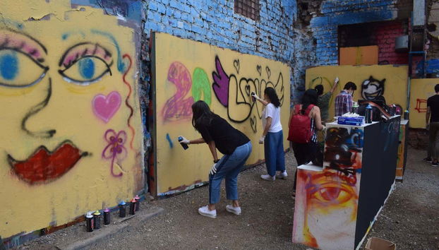 Desenhando grafites na oficina