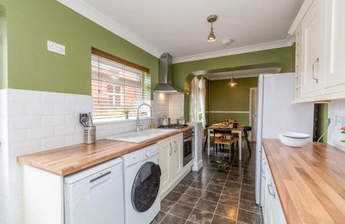 Newcombe - Sleeps Up to 8 - Close to Northampton Town Centre & Train Station - Fast Wifi, Free Parking, SmartTV with Netflix by Centro Stays - Foto 26