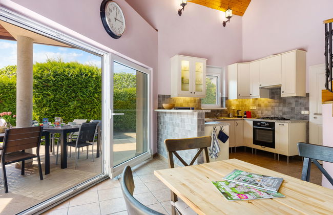 4 bedroom House in Siófok with private pool and garden - Photo 4