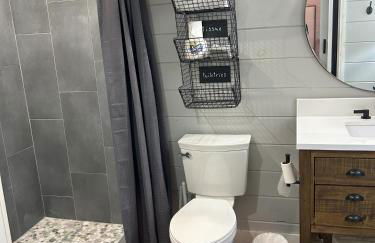 Blissful Nook Tiny Home, Cozy Retreat, Hot Tub, Close to Town, Deep Creek, & Entrance to National Park - Foto 9