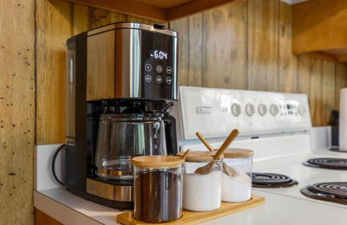 2-bedroom cabin, with a Fireplace, PS5, BBQ, fitness room, and a private hot tub - Foto 24