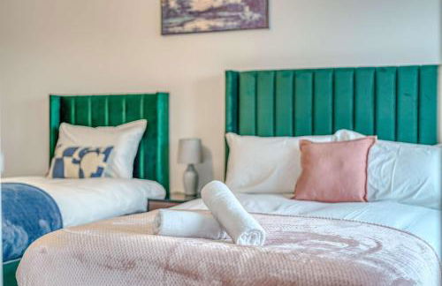 2-BR Near Salford Royal - City & Town Centre View - 1 Minute to Train & Tram Station - Sleeps 6 - Foto 37