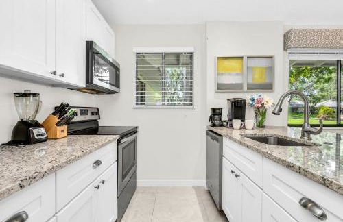 Luxurious Golf Retreat Villa in PGA National! - Photo 16