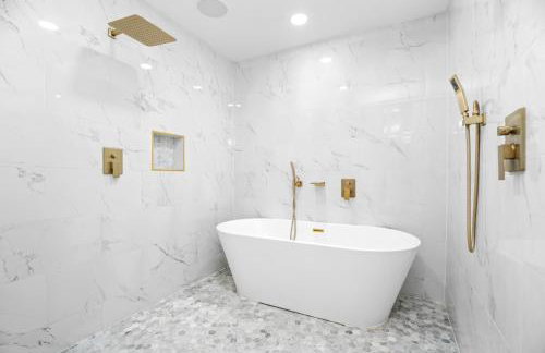 Relaxed Luxury Pet Friendly Home with Pool and Backyard Lounge in San Antonio, TX - Foto 25