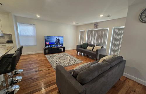 Stylish 3BR Retreat Near EWR Airport NYC Hub - Foto 31