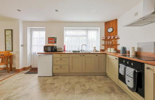 Spacious Self Contained Annexe with Parking - Pass the Keys - Foto 9