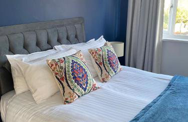 Stylish 3 bed house, private parking , with conservatory, close to KFC, McDonalds, ALDI and ASDA - Photo 6