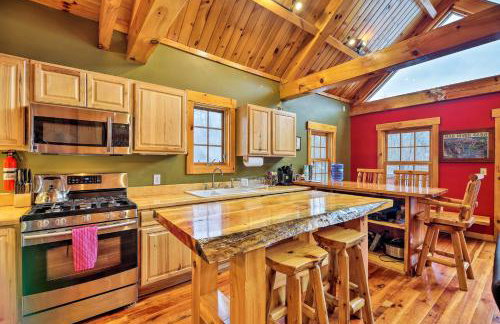 Ski Lodge Mtn Retreat with Fire Pit, Deck and Views! - Foto 10