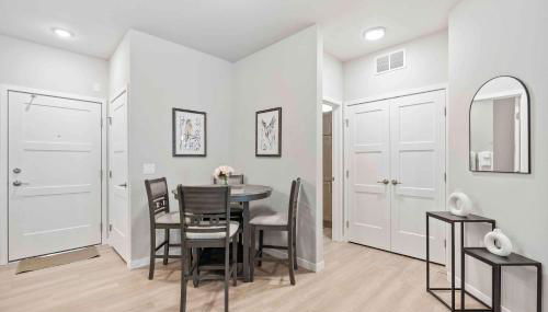 Fitness Room Pool Univ Research Park and Parking - Foto 4