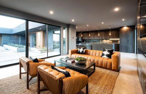 Black C House Modern w pool spa - Photo 14