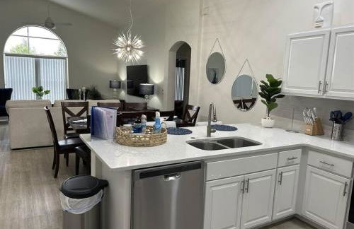 580 - Stunning Renovated Home with Large East Facing Pool Deck Overlooking Preservation Area and Games Room - Foto 10