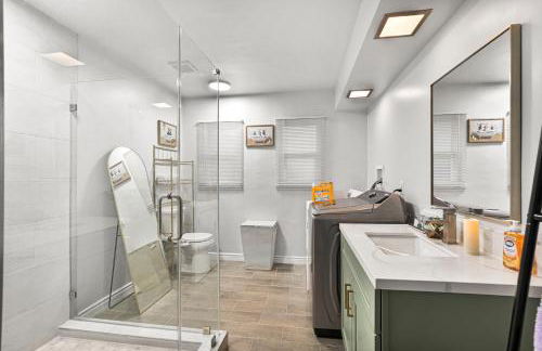 Entire Private Home with 4 Bedrooms 2 Bathrooms, Spacious, Lux King Bed, Ranch Style, Prime Area, Available Now - Photo 15