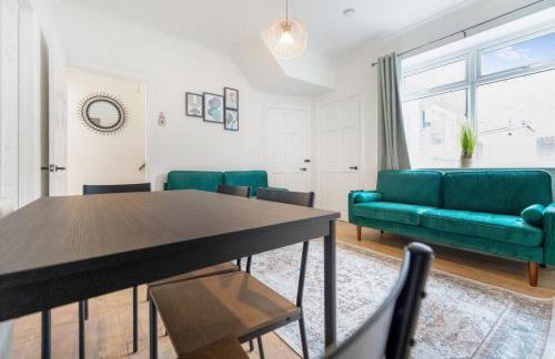 4BR House By Astra Residences Short Lets & Serviced Accommodation Stanley With Free Parking & Instant Booking - Foto 27