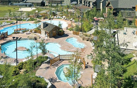 FULLY RENOVATED 3-Br home | TRUE Ski In/Out | Free access to Pools & Hot tubs - Foto 1