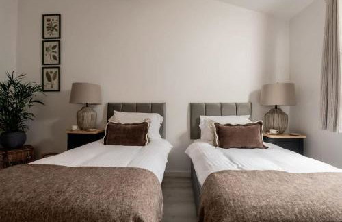 Goodwood - Modern Stay in Cotswolds with Hot Tub - Foto 22