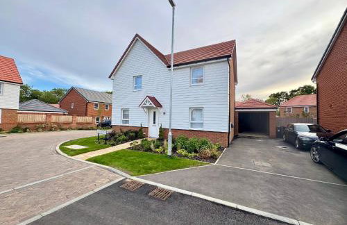 Detached 4BR House - Private Garden, Garage & Parking - Perfect for Long Stays, Families, Contractors - Photo 1