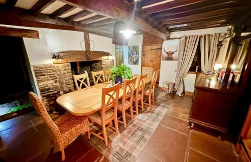 16th Century Farm House,6 Beds,5 BATHROOMS,SLEEPS 15,BBQ,HOT TUB,CINEMA ROOM WITH SURROUND SOUND,With Cymru Holidays - Foto 27