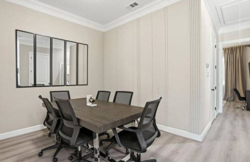 O30A Single-Story 2BR Townhome w King Beds, Workspace, Yard - Foto 9