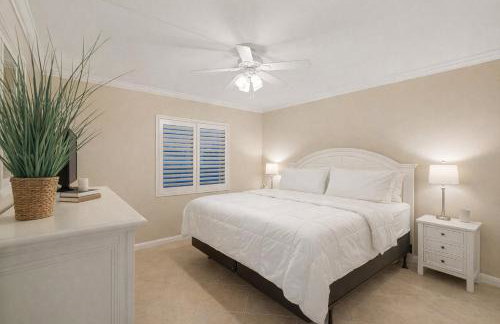 Waterfront Island Oasis! Heated Pool with Stunning View & 2 Full Bath - Foto 6