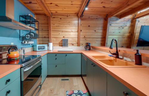 Charming Pinecrest Cabin with Private Deck - Foto 6