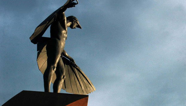 Escultura de Ícaro em Águilas