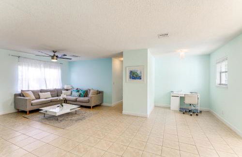 3 Mi to Riviera Beach! Group-Friendly Home with Yard - Foto 6