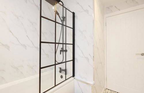 Perfect Booking 2 Bed Home in Merthyr Tydfil - Photo 33