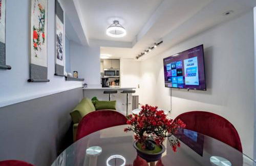 Gold Coast 2BR Suite Near Oak Street - Photo 15