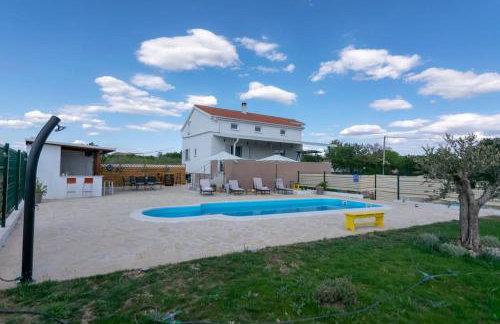 Kuća za odmor M&J s grijanim bazenom - Photo 8