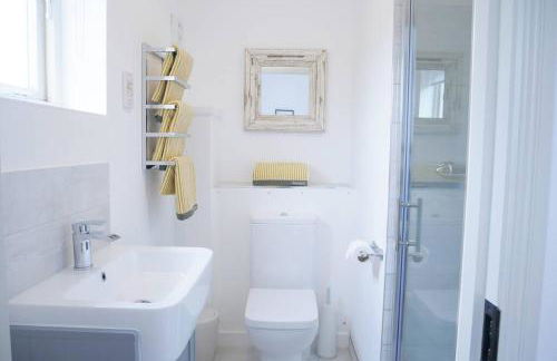 The Croft a lovely town house in the centre of Holt with free PARKING for two cars - Photo 3