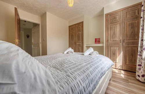 Solihull 2-Bed Flat with Parking-Ideal for Contractors, Business, Long Stays - Photo 25