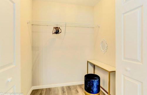 The Hut House 3BR 3BA Game Room Massage Chair - Foto 71