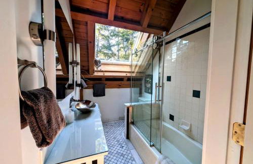 Bright Post & Beam Retreat with Fire Pit & Game Room Near Acadia | Sorrento, Maine - Foto 9