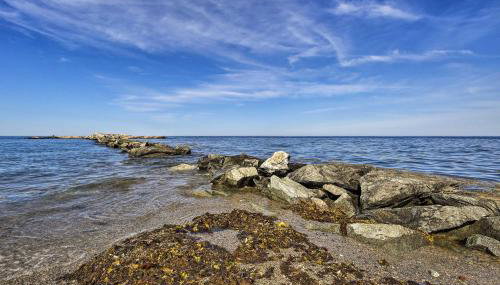 Oceanfront Cape Cod Home with Porch, Yard and Grill! - Foto 2