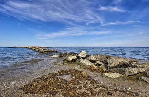 Oceanfront Cape Cod Home with Porch, Yard and Grill! - Foto 2