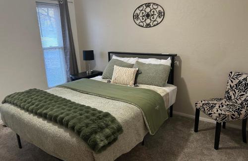 Great Edmond home, near OKC with 3 beds, Wi-fi, cold AC, and central heat, fully fenced backyard - Foto 6