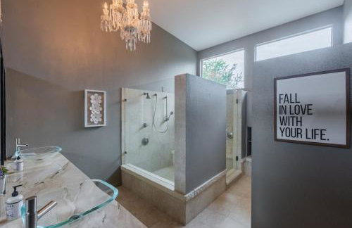 Serene POOL & Firepit in Stunning Home By Airport - Foto 46