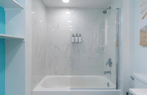 Resort-Style 1 Bed Condo with Pool Parking Rooftop & Gym - Foto 22