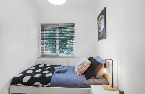 Spacious Family - Contractor Stay - Parking - WiFi - Photo 7