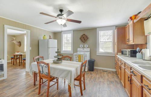 2 Mi to Lake Lineville Farmhouse with Fire Pit - Foto 8