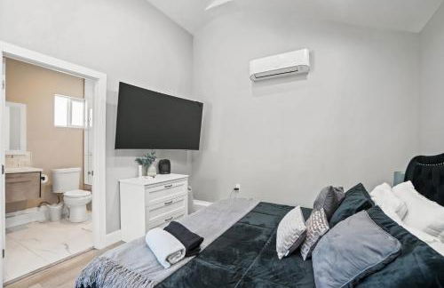 New Modern Cozy Guest House, Parking, Pet Friendly in Mar Vista! - Photo 11