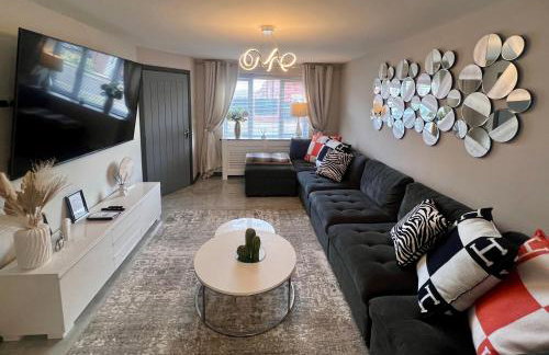 Ultra Modern large 4 bed executive home Durham - Photo 2