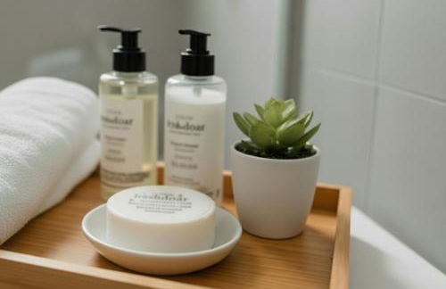 Stylish Persian Blue Room with Private Bath and WiFi - Photo 16