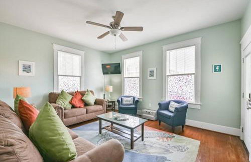 Coastal Blue Beach House with 3 Bedrooms and Just off the Seawall - Foto 1