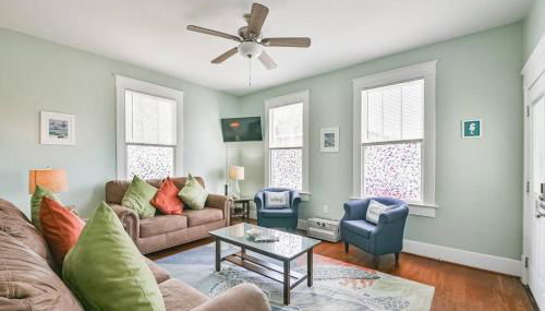 Coastal Blue Beach House with 3 Bedrooms and Just off the Seawall - Foto 1