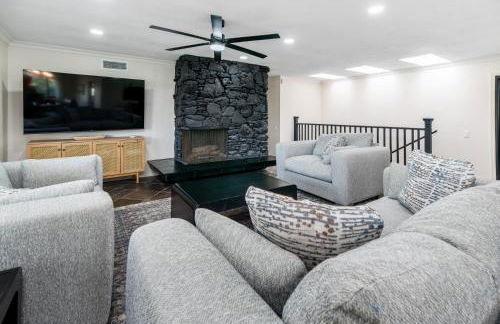 5BR Oasis with Pool, Arcade, Sauna - Photo 23